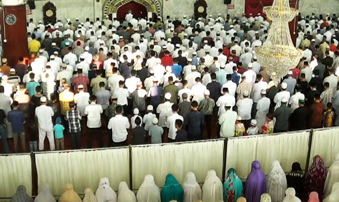 Ribuan Umat Islam Salat Gerhana di Masjid Agung Medan