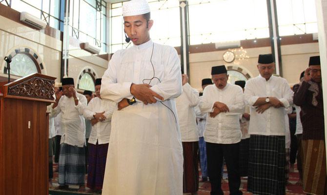 Walikota Medan dan Ratusan Umat Islam Salat Gerhana di Masjid Amaliyah
