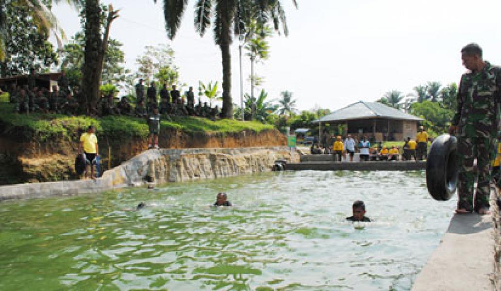 Prajurit Korem 022/PT Tes Renang Dasar Militer