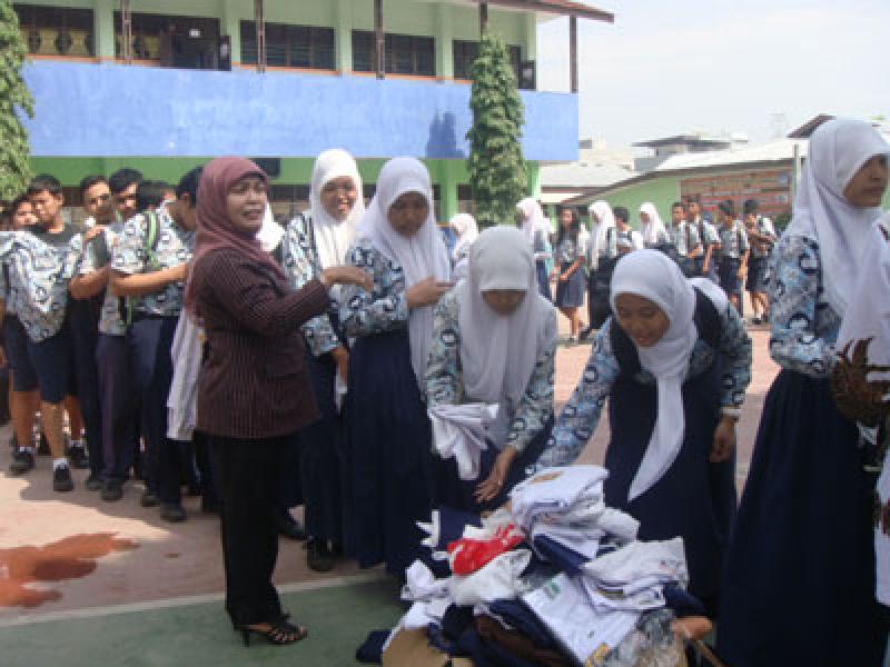Usai UN, Pelajar SMPN 16 Medan Sumbangkan Baju Seragam