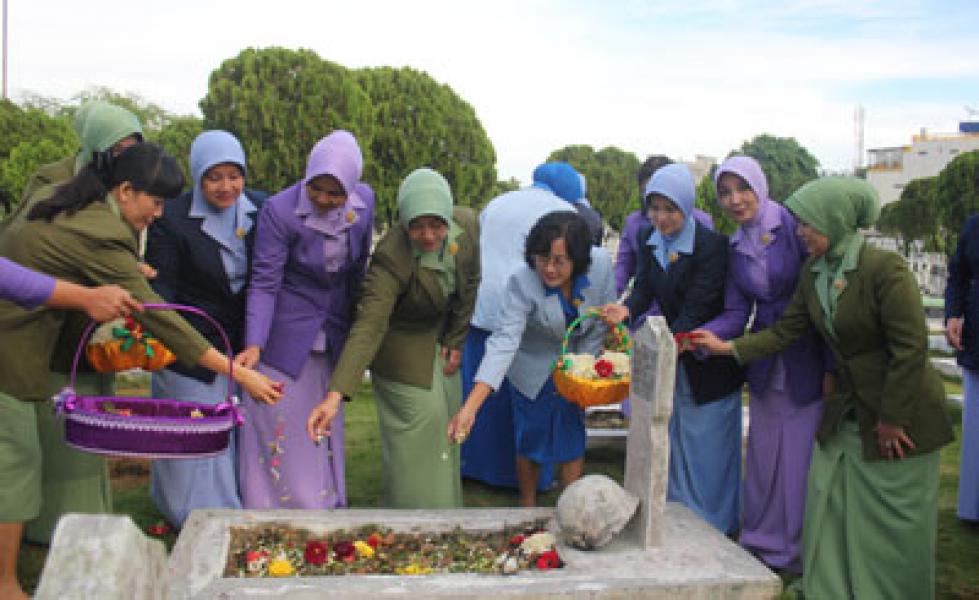 Dharma Pertiwi A Ziarah ke TMP