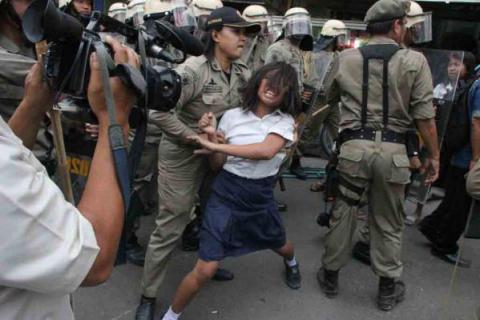 Beraninya Siswi SMP Ini Mempertahankan Dagangan Ibunya