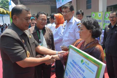 Bupati Deli Serdang Serahkan Santunan Kematian PNS Lusman Manurung