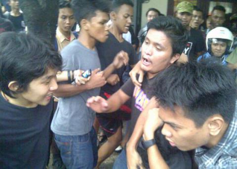 Gagal Beraksi, 2 Jambret Diamuk Massa