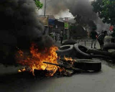 Halangi Eksekusi Rumah, Warga Bakar Ban di Jalan Harmonika Medan
