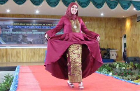 Hari Kartini, Istri Pejabat Medan Mendadak Peragawati