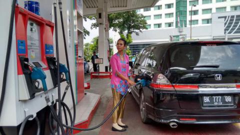 Hari Kartini, Karyawati SPBU di Medan Pakai Kebaya