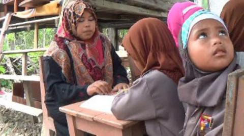 Mereka Belajar Beratapkan Tenda Beralaskan Tanah