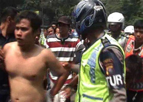 Pencuri Helm Nyaris Tewas Dihajar Massa di Medan