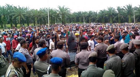 Ratusan Pendemo Tuntut Plt Sekda Palas Dicopot