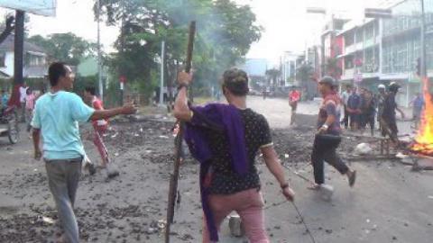Tolak Direlokasi, Pedagang Sambu Blokir Jalan
