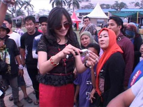 Uang Hasil Lelang Batu Akik di Medan Disumbangkan ke Nek Asyani