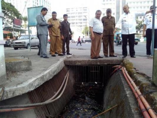  Dinas Bina Marga Segera Putuskan Fiber Optic di Saluran Drainase