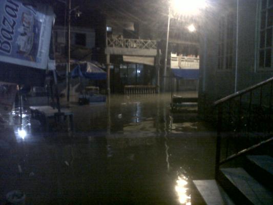 Air Sungai Deli Meninggi, Warga Kampung Aur Ungsikan Kendaraan