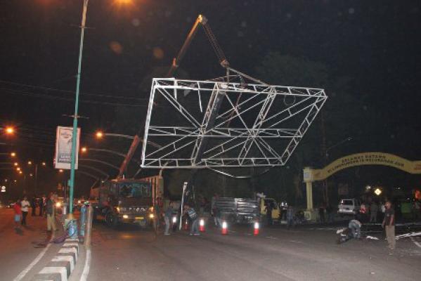 Akhirnya, Pengusaha Advertising Bongkar Sendiri Papan Reklame