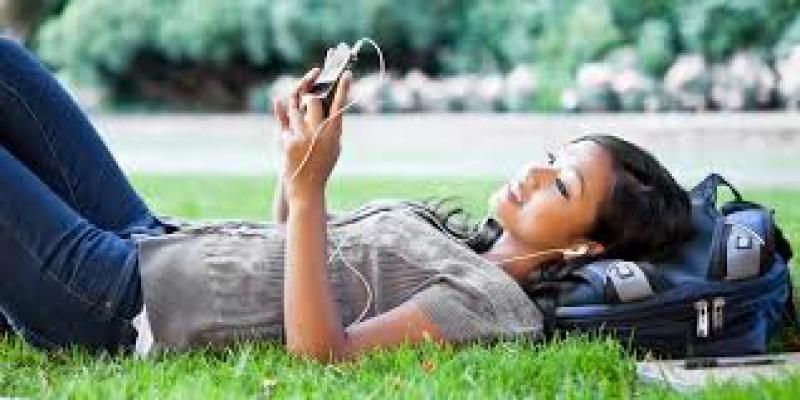 Berlama-lama Menggunakan Headset Bisa Merusak Pendengaran