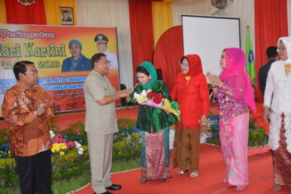 Bupati Deli Serdang Bagikan Bunga Kepada Perwakilan Organisasi Wanita