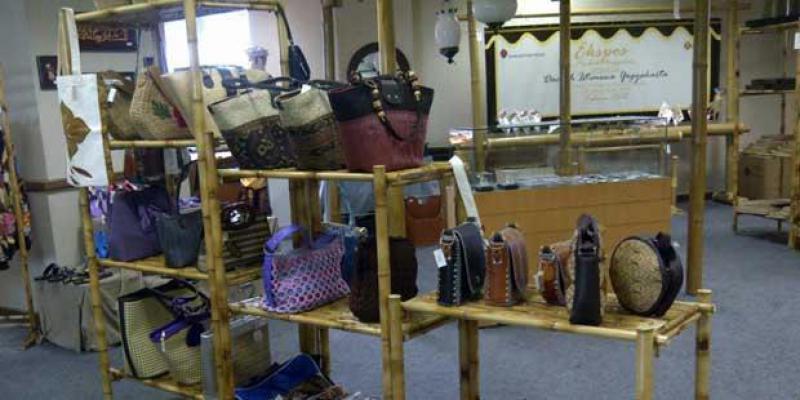 Dompet Hingga Kotak Pensil Laris Manis di Thailand