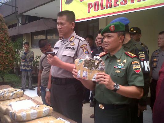 Kawal Pengiriman 30 Bal Ganja, Oknum TNI AD Ditangkap Polisi