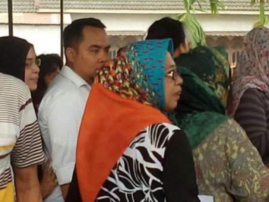 Ketua DPRD Deli Serdang Mengantre Pilih Kepala Desa Bandar Klippa