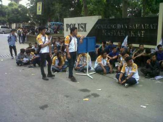 Massa Aksi Pertanyakan Kasus Alkes