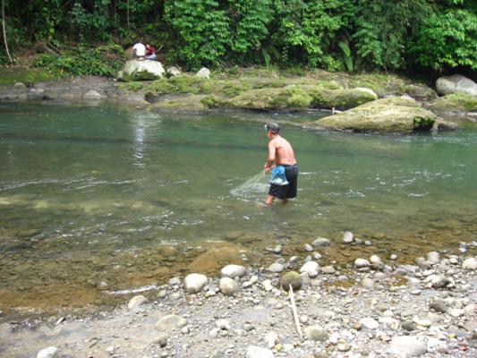 Menikmati Kesejukan Air Lau Setelu