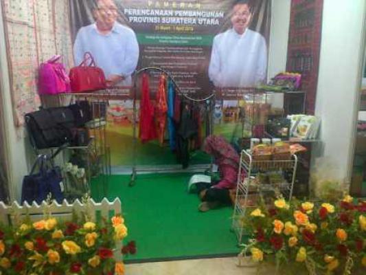 Menkop dan UKM Cicipi Keripik Durian Khas Medan