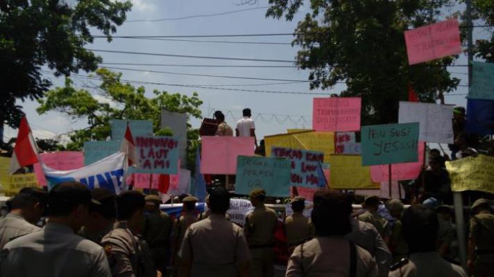 Nelayan Tradisional Unjukrasa ke Kantor Gubernur Sumut 