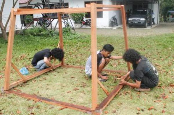 Panitia Hari Bumi Siapkan Kerangka untuk Instalasi Susunan Botol Bekas