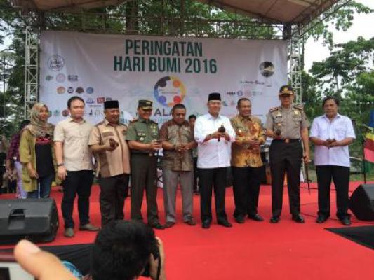 Pelepasan Burung Merpati Tandai Dibukanya Acara Hari Bumi di Taman Cadika