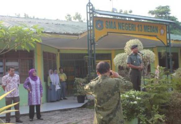 Perwira Mabes TNI Inspektur Apel Pagi di SMAN 13 Medan