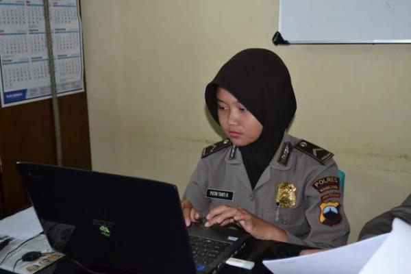 Putri Tanti Rahayu, Anak Buruh Pabrik yang Jadi Polwan  