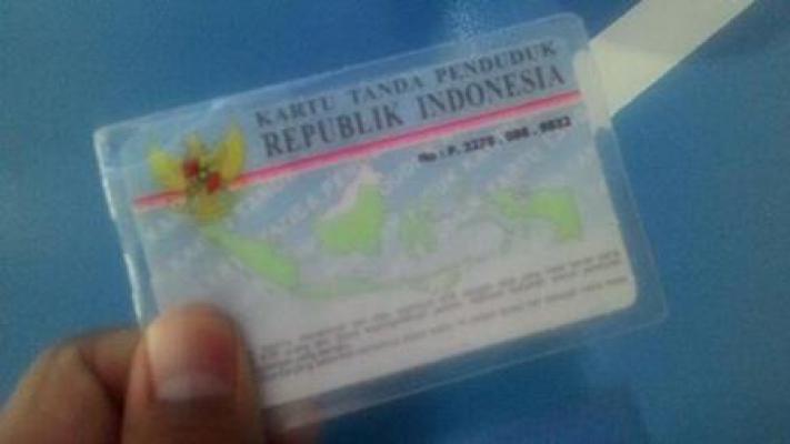 Susah Urus di Kantor Camat, Ratusan Warga Urus Administrasi Kependudukan di Halaman Rumah Warga