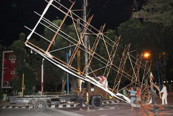 Tiga Malam, 9 Papan Reklame Dibongkar Paksa