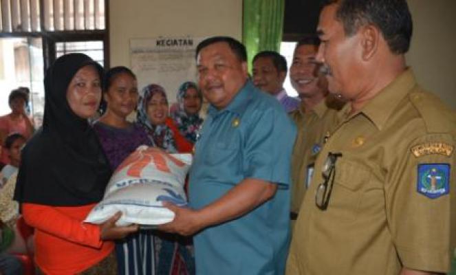 Walikota Sibolga Salurkan Bantuan Bagi Nelayan Terdampak Permen KP