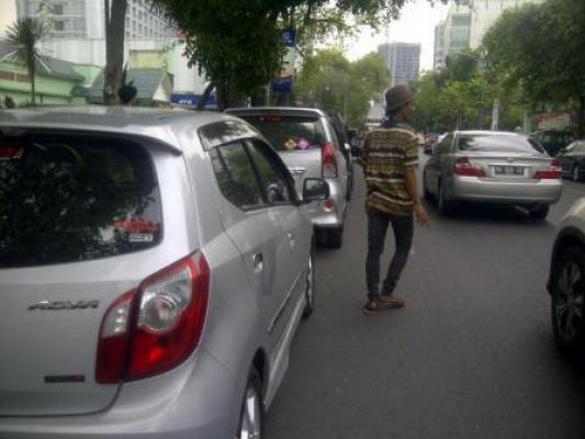 Warga Keluhkan Parkir Liar di Jalan Kejaksaan