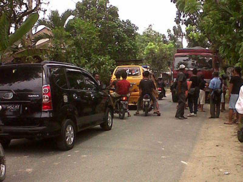 Omak-omak Patumbak Hadang Truk Galian C