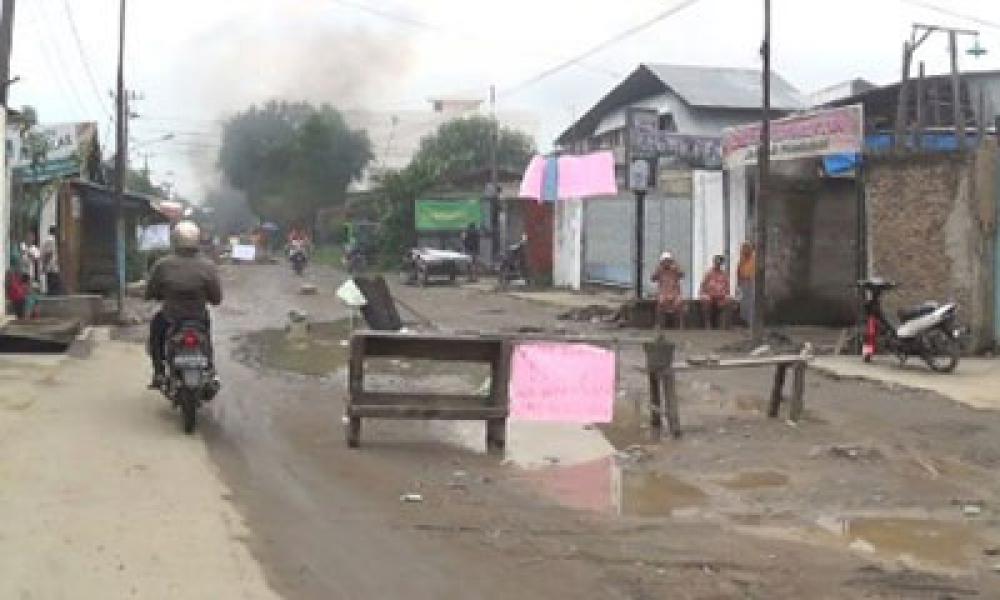 Tak Kunjung Diperbaiki, Warga Blokade Jalan Perwira II Medan