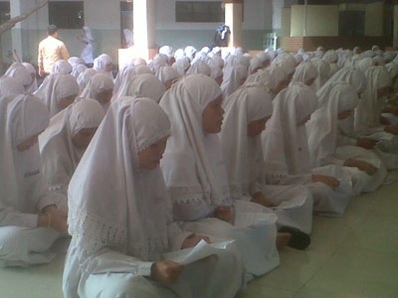 Pelajar SMP An Nizam Medan Gelar Zikir dan Doa Jelang UN