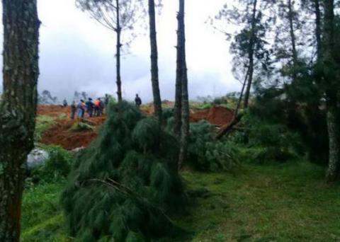 1 Tewas, 14 Masih Tertimbun Longsor di Bandung