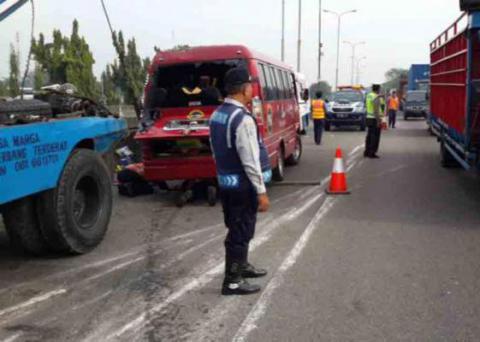 Bus Pengangkut 16 Siswa PrimeOne School Terbalik di Tol Belmera