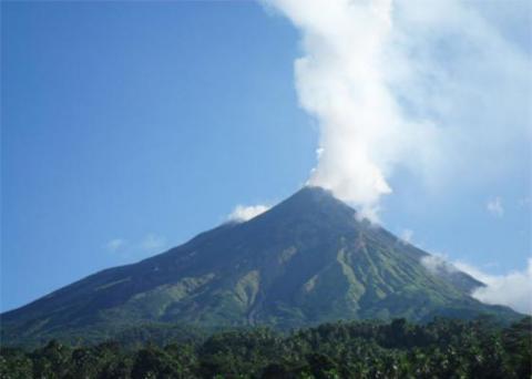 Gunung Karangetang Meletus, Ratusan Warga Sitaro Mengungsi