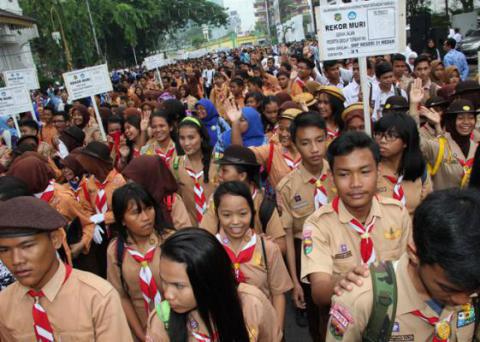 Pelajar Medan Pecahkan Rekor MURI Gerak Jalan Grup Terbanyak