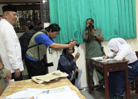 Walikota Medan Tinjau UN di SMP Harapan 1