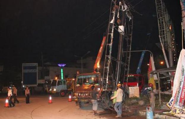Ganggu Proyek Pelebaran Jalan, 3 Papan Reklame Dibongkar Lagi
