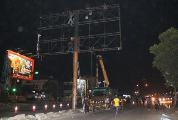 3 Unit Papan Reklame di Jalan Krakatau Dibongkar