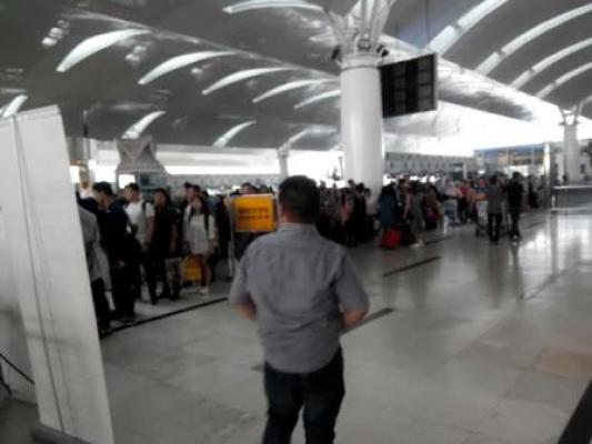 Antrean Penumpang di Bandara Mengular