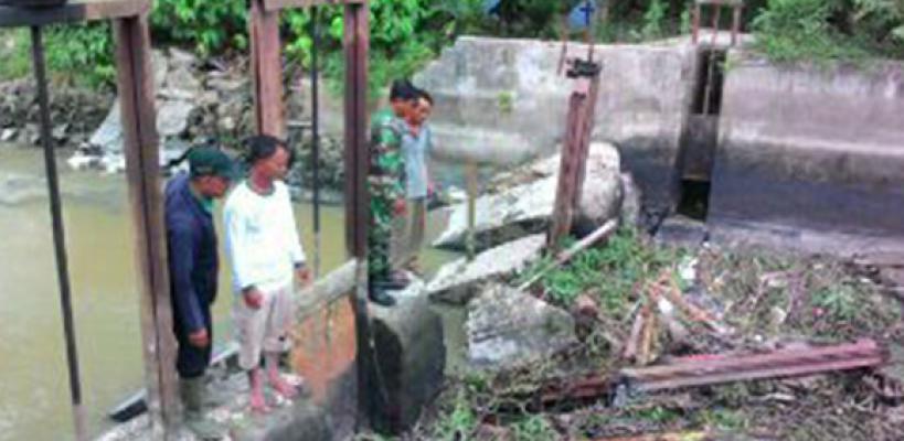 Babinsa Koramil Lima Puluh Gotong Royong Bersihkan Irigasi