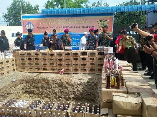 Bea Cukai Pangkalan Susu Musnahkan 4.342 Botol Miras dan 36.500 Rokok