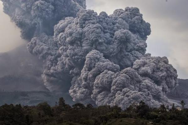 Data Pengungsi Erupsi Sinabung Tembus Angka 9.319 Jiwa